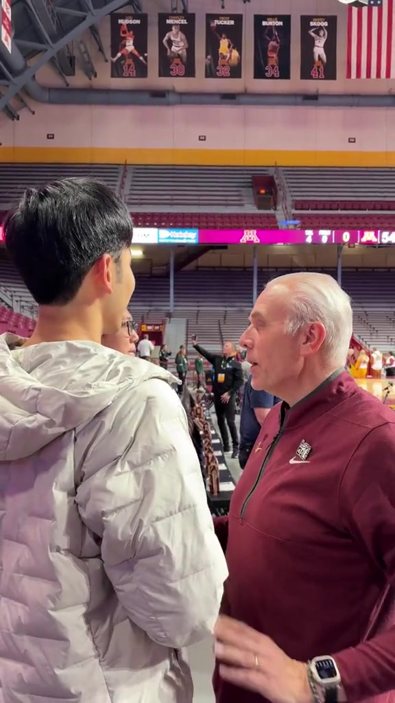 必发官网-张博源访问明尼苏达大学Vlog！参观运动设施 拍摄定妆照